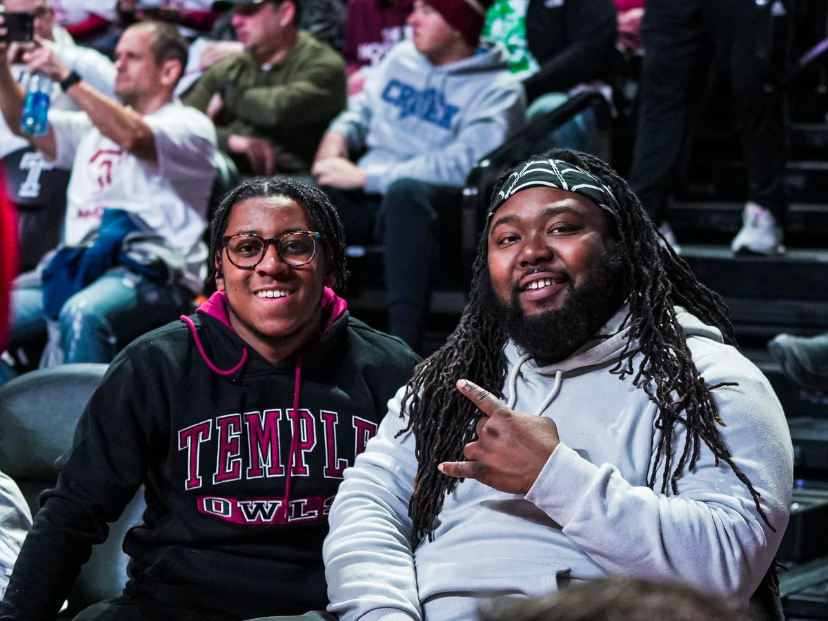 TU 🏀 game > Grammys 🎤 Shoutout to Ben Thomas, @foxschool ‘18 for joining us Sunday night for the @TUMBBHoops game! Read about Ben’s journey in the music industry: news.temple.edu/news/2023-01-1…