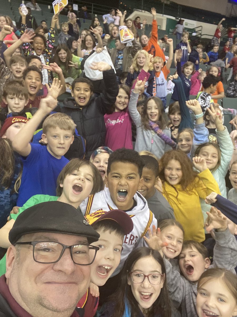 Tough day for the @ChargeCLE but GREAT day for the kids!  @GrindstoneBCSD 3rd graders got a surprise that Officer Dave is the Voice of the Charge!  #ChargeUp @nbagleague #Students  #community #BereaTitans