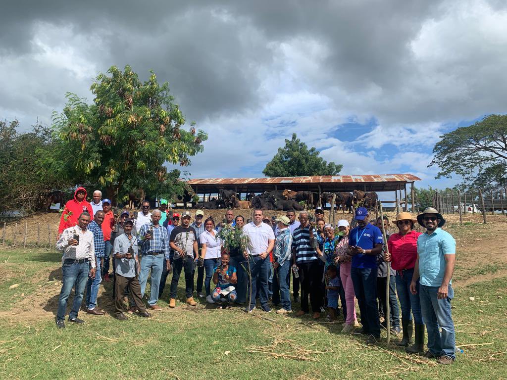 MinpreRD's tweet photo. Productores y personal técnico ponen en practica lo aprendido durante el primer día de jornadas de teóricas sobre el sistema silvopastoril, guiados por expertos responsables facilitar las herramientas adecuadas para el correcto manejo de los recursos naturales.
 1/2🧶 https://t.co/GcTP7KFHwy