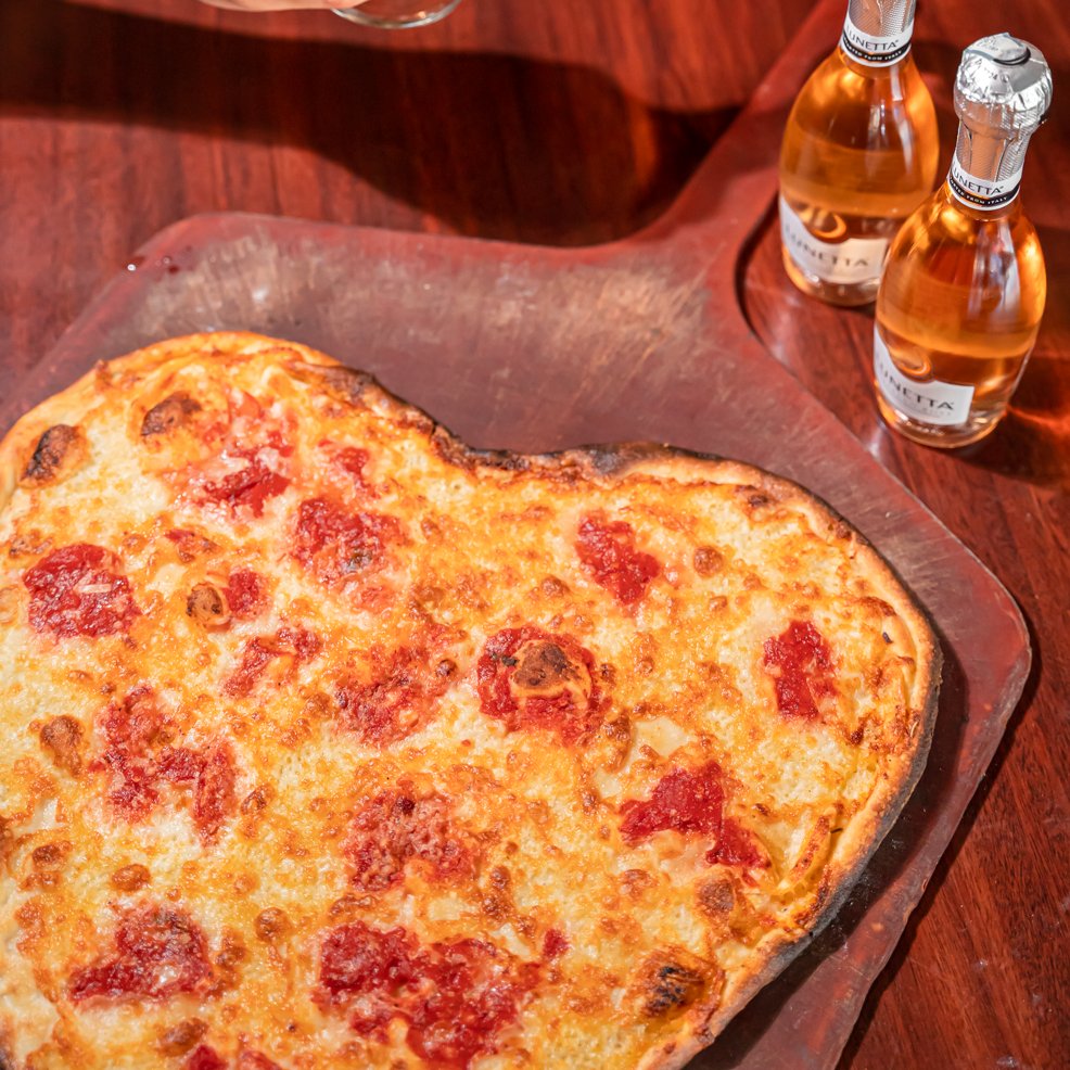 AnthonysCFPizza's tweet photo. #AnthonysCoalFiredPizzaAndWings Redefines #Amore with Heart-Shaped #Pizzas and #Prosecco for #ValentinesDay🍕🍾♥️
Read more ⬇️
https://t.co/G9MzVwYSQa
#ACFP #BFI $BFI https://t.co/BGRraYuC7h