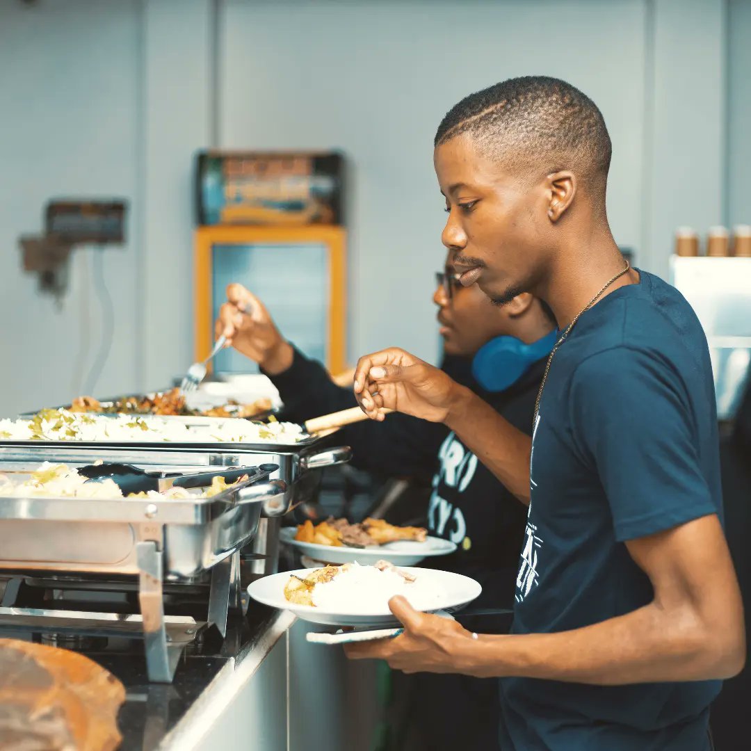 scriptsandbars's tweet image. To keep the participants and guests nourished throughout the workshops,  there was an appetising spread courtesy of Pikicha Gallery. 

#ScriptsandBars #CreativeAccelerator 

@kaymediaafrica 
@southernafricaarts

📷 @lennoxthepoet