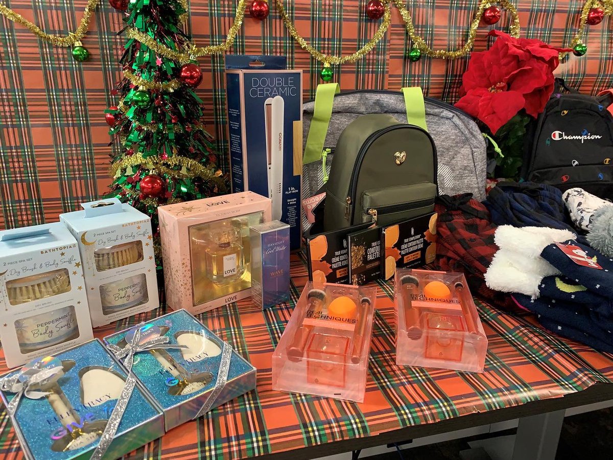 titleiveprogram's tweet image. Gifts from the Heart event was such a success! This provided presents for vulnerable clients under the care of CPS and SAS of the Sacramento County DCFAS. More than 90 community partners and individuals from participate in this annual holiday gift-giving drive ✨