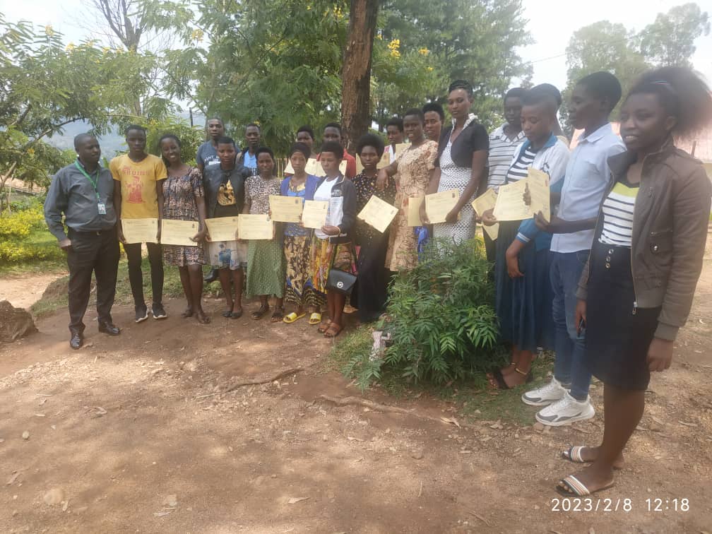 GisagaraDistr's tweet photo. Mu rwego rwo gufasha urubyiruko kwihangira umurimo no kwiteza imbere, mu Murenge wa Mugombwa @GisagaraDistr, ku bufatanye n'umushinga #CLESCO Ltd, urubyiruko 40 rurangije amasomo yo gukora amasabune, amarangi,amavuta yo kwisiga, pomades na Jues zinyuranye bahawe impamyabushobozi. https://t.co/wVfQwIbUXO