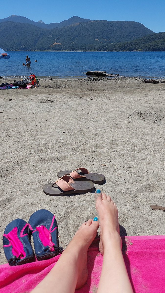 TWenderdel's tweet photo. Desde aquí, los leo (un ratito) 🌊⛱️
#PlayaBlanca #Caburga https://t.co/w4MCAQpKf0