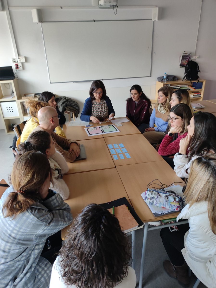 insmontgros's tweet image. Tarda de reflexió pedagògica profunda a @insmontgros Agrupades per àmbits, analitzem els nostres projectes amb les ulleres del #projectefaig @cesirecat #aprenentatgeambsentit