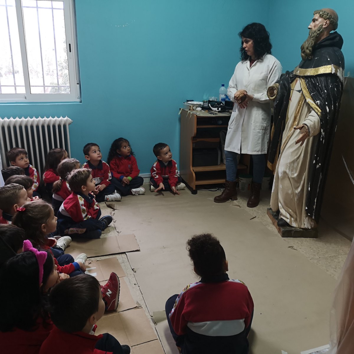 trinitariosALC's tweet photo. Una mamá nos explica su oficio con la restauración de San Juan de Mata MUCHAS GRACIAS!! Hemos aprendido muchas cosas y nos ha encantado!! #infantil #profesiones #restauradora #semanasanjuandemata #puntodeencuentro #somosFEST @centrosfest https://t.co/EqE90Tu7AV
