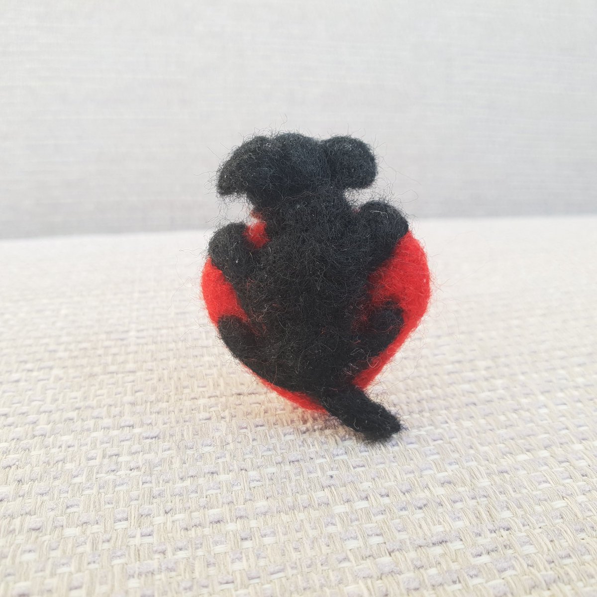 Good evening!
Made a teeny little Labrador peeping over a heart! The back is just as cute as the front don’t you think? Will come gift wrapped.
Thank you ❤️🐾
etsy.me/3I64mAX
#labrador #etsy #foodiebookclubhour #DogsofTwittter #ValentinesDay2023