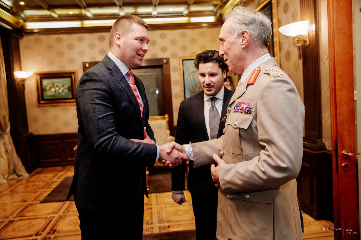 DritanAbazovic's tweet photo. O svemu ovome, danas sam razgovarao sa zamjenikom komandanta Savezničkih snaga za Evropu (DSACEUR), generalom #TimRadford, koga sam u vili Gorica ugostio zajedno sa ministrom @defence_mne @filip_adzic i načelnikom Generalštaba Vojske Crne Gore, brigadnim generalom #ZoranLazarević https://t.co/jcPzrZQgyr