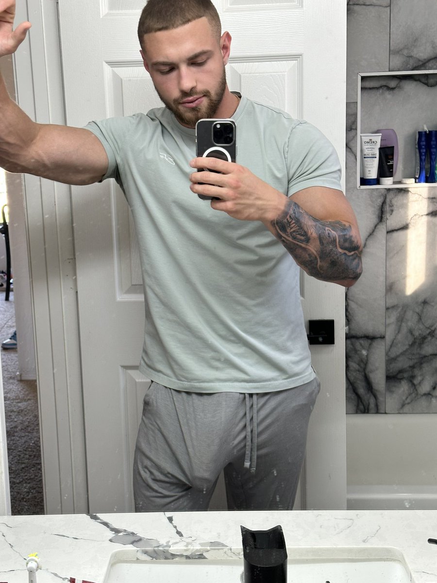 leanjimmy13's tweet photo. Need a gym buddy, Any takers? #fitness https://t.co/waet9Y1tDp