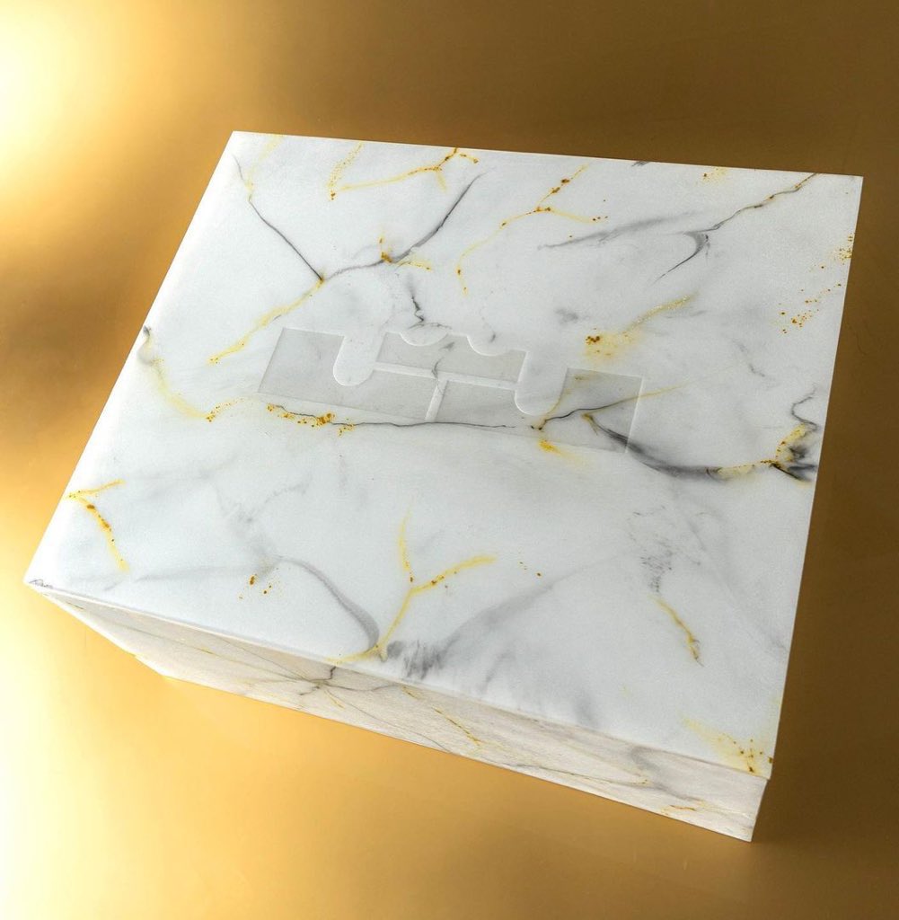 NBAdoPovo's tweet image. UM TENIS ESPECIAL, PARA PESSOAS ESPECIAIS

A Nike fez um LeBron 20, edição especial "38.388", somente para o LeBron James, com detalhes em ouro e mármore, em homenagem ao Recorde de Maior Pontuador da História