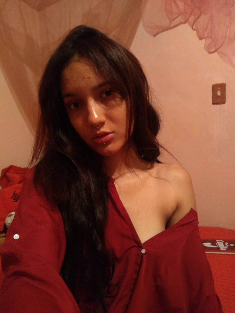 quer ser meu amigo? te deixo tirar minha roupa 😇