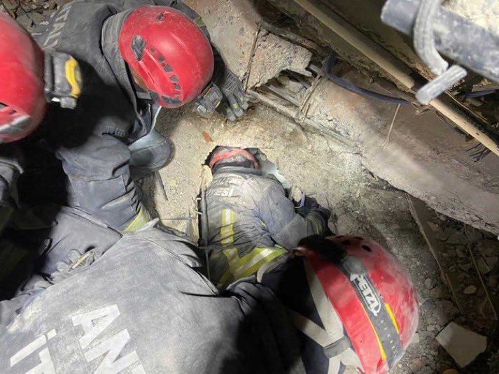 Kahramanmaraş'ta, göçük altındaki duvara "umudunuzu kaybetmeyin" yazan 24 yaşındaki genç depremden 64 saat sonra enkazdan kurtarıldı.