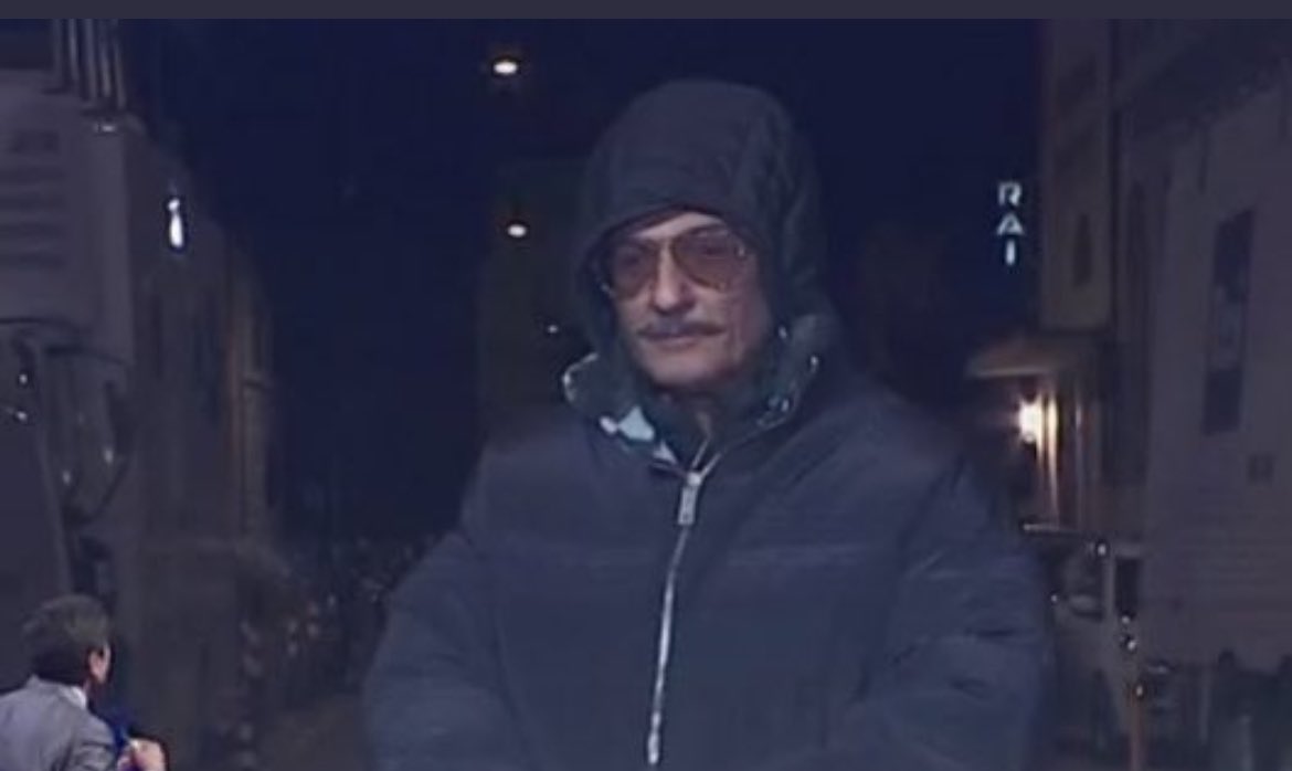 Frazzarin1's tweet photo. Best look della serata va a lui che è un po’ tutti noi #Sanremo2023 https://t.co/QnLXb3gAAW
