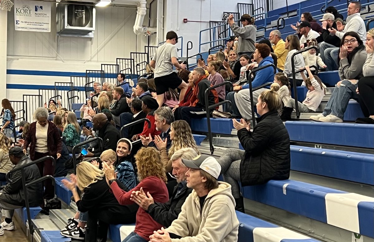 Great night ⁦<a href="/EasternHSMedia/">Eastern High School - Academies of Louisville</a>⁩ for ⁦<a href="/athleticsEHS/">Eastern Athletics</a>⁩ Dance Team Nationals Send Off 💙 Go Eagles!