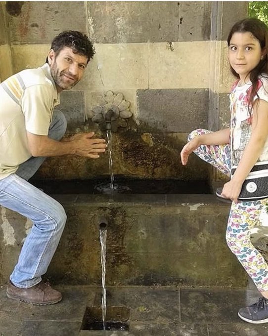 gurbetogli's tweet photo. Hayatımda çok az şeyden bu iki görselden etkilendiğim kadar etkilenmişimdir. Kavuşmalar cennette. Kızınla birlikte Rasûlullah'a komşu olursunuz inşallah abim. https://t.co/yodA2Z23Dr