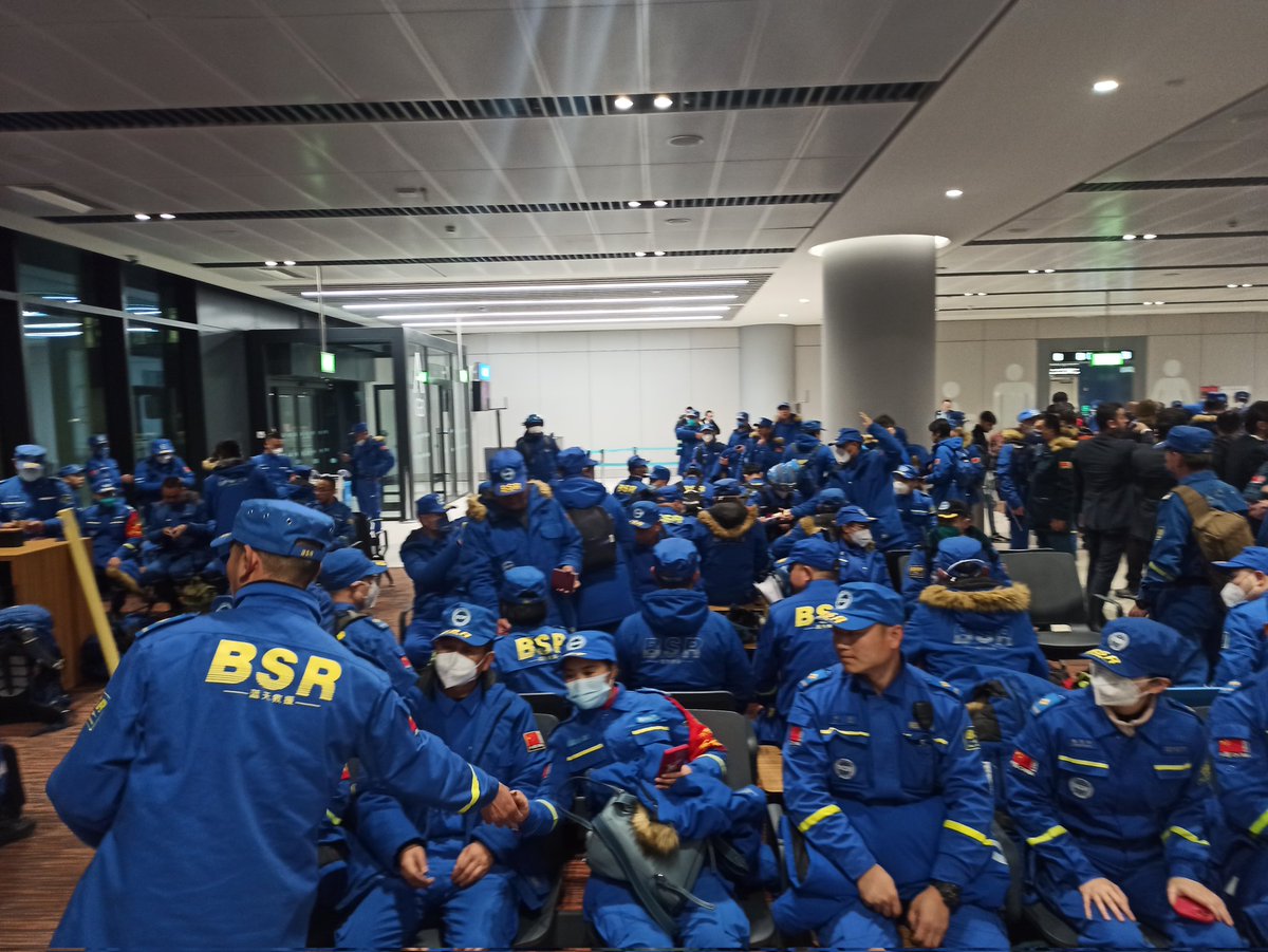 Çin kurtarma ekibi epey kalabalık ve koordinasyonu bir hanımefendi sağlıyor.

Su Qin.