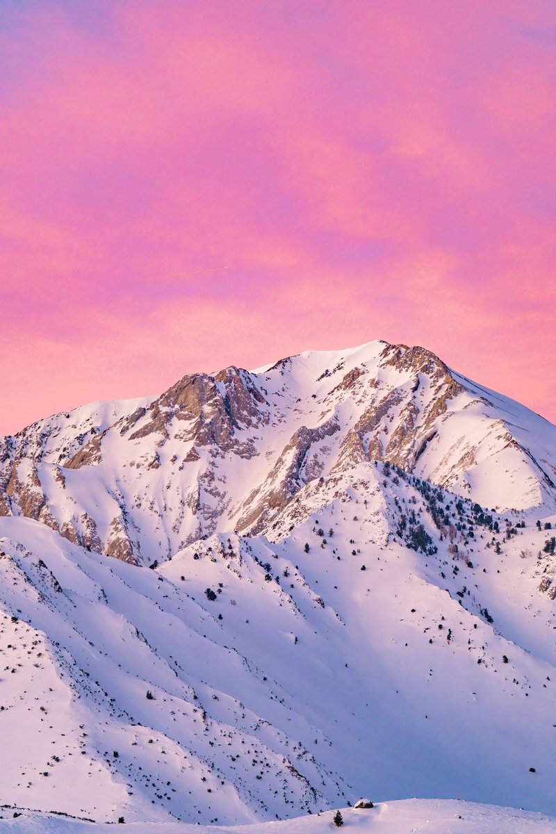 samjezak's tweet photo. Morning light bathes the Eastern Sierra with a shifting spectrum of colors. Mountain minimalism. https://t.co/0diihmfsPr
