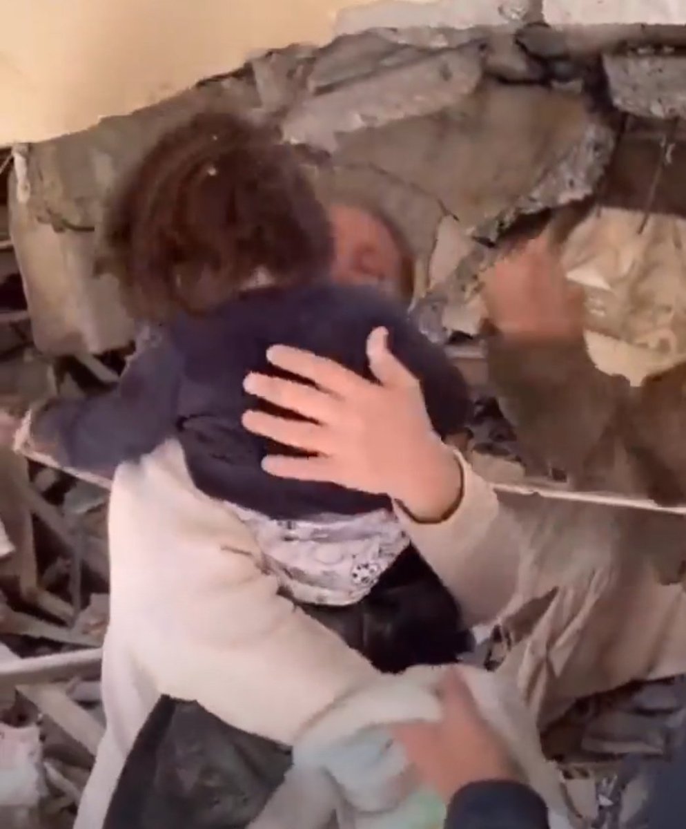 drgonzalopliego's tweet image. Las escenas de los niños rescatados de los escombros en Siria, demuestran la mejor versión del ser humano, a lo que todos deberíamos aspirar. Por más seres Humanos que sean Humanos. #empatía #allisconnected #Siria #Turquia #TurkeySyriaEarthquake