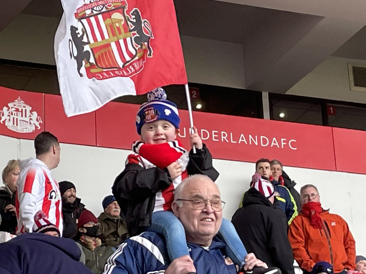 Marsden1973's tweet photo. @BBCNEandCumbria Father and son, granddad and grandchildren Sunderland through and through #hawaythelads https://t.co/19628i4vg4