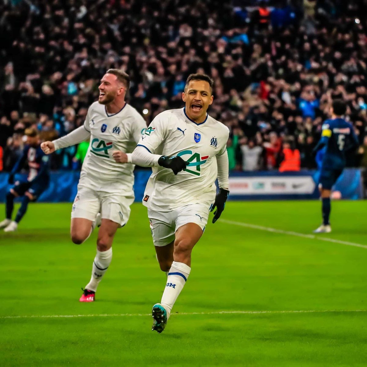 InvictosSomos's tweet image. A los 34 años de edad, Alexis Sánchez volvió a demostrar que sigue teniendo nivel para las noches de alta competencia. Hoy, gol y PARTIDAZO contra el PSG de Messi, Neymar y Ramos. DE CHILE PARA EL MUNDO.