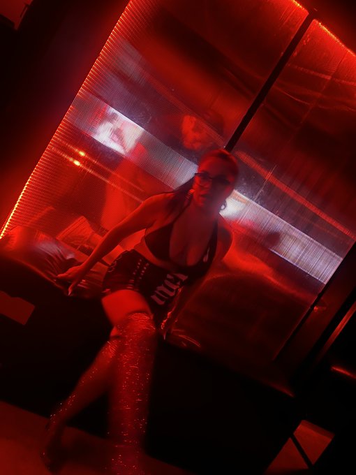 Ya estamos aqu&iacute; en darkroom ac&eacute;rquese a saludar no tengan miedo 😈 https://t.co/tx2RlHbJ98