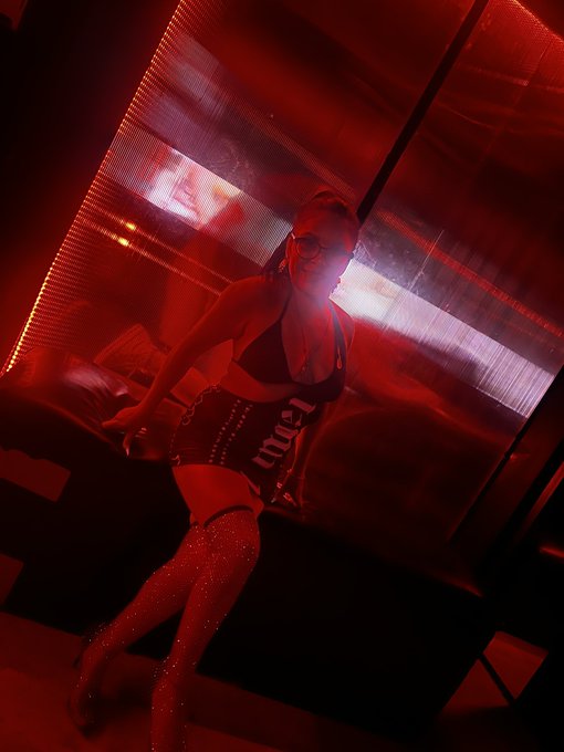 Ya estamos aqu&iacute; en darkroom ac&eacute;rquese a saludar no tengan miedo 😈 https://t.co/tx2RlHbJ98