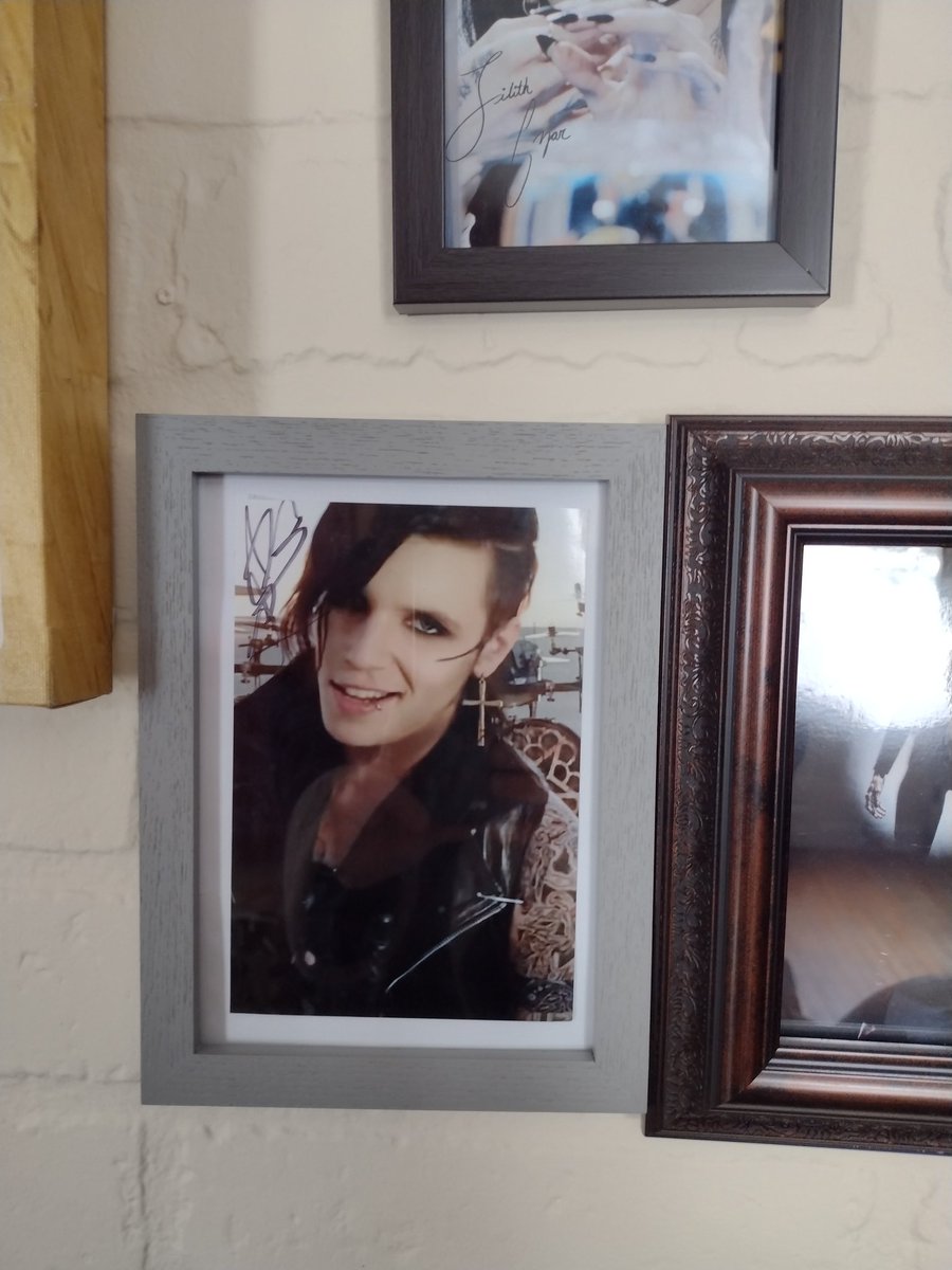 MeganEHarmon's tweet photo. Finally got my pic from ntio. I love it also got James birthday gift to me it's a early birthday gift. @NeverTakeitOff @andyblack @blackveilbrides #nevertakeitoff #ntio #andyblack #blackveilbrides 🖤❤️ https://t.co/EjKz1EsZFg