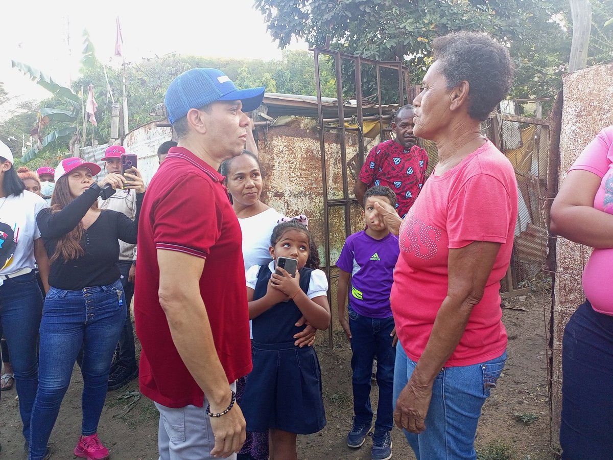 HumbertoMarte_'s tweet photo. El cielo lluvioso no nos detuvo y con todos los integrantes de nuestro Gabinete de Gestión y Bienestar Social salimos a escuchar al pueblo y darle respuesta oportuna. 
¡Nada nos detendrá en la construcción de la Venezuela potencia!
#PatriaGrandeEsCaribe https://t.co/htSG4Zguor