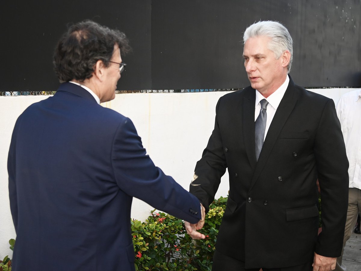 Al firmar esta tarde en @TurkEmbHavana el libro de condolencias en memoria de las víctimas del trágico terremoto del lunes, reiteré al pueblo y gobierno de Türkiye nuestro profundo pesar por las secuelas causadas y la solidaridad de #Cuba en este difícil momento.