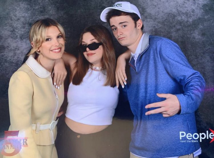 InfoMilliee's tweet photo. Nuevas/viejas fotos de Millie Bobby Brown junto a fans, en el evento de #SFM5, en Paris (Francia). 

lenaluvmills vía Instagram. https://t.co/v50wKoJjXY