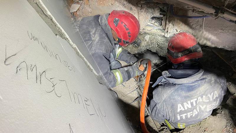 Kahramanmaraş'taki enkazdan 64 saat sonra çıkarılan Doğan Akkök, yardım beklerken duvara "umudunuzu kaybetmeyin" yazmış;