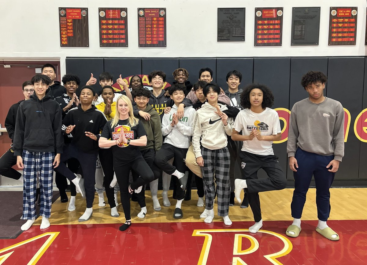 ArcadiaUnified's tweet image. Our Arcadia High Boys B-Ball team got some yoga time in yesterday with @JenAryCounselor to help mentally &amp;amp; physically prep for today’s @CIFSS Round 1 game at Shalhevet at 7PM. GO APACHES! 👏🏀❤️💛💪

#ApacheStrong #NoApachesDown