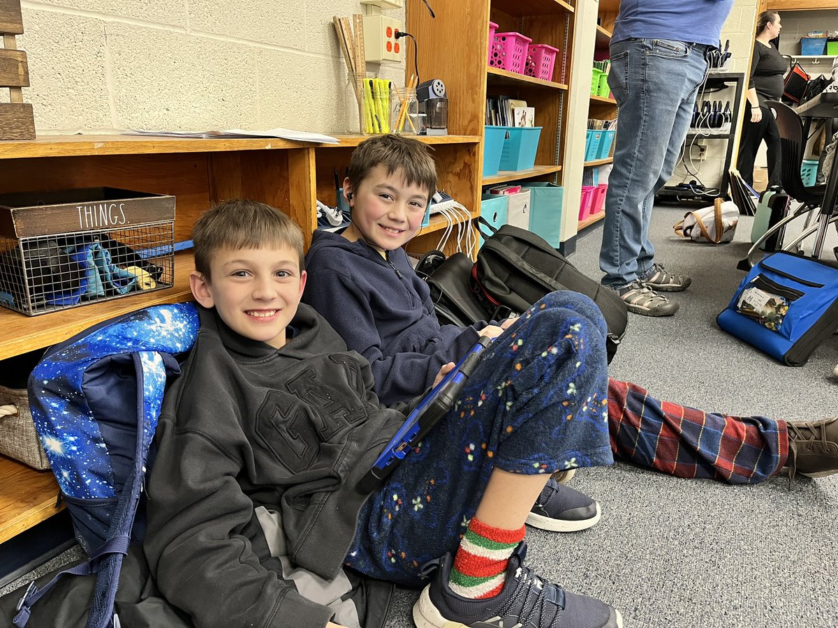 hiebert_amy's tweet photo. Tech Club is providing kids an opportunity to dig deeper into coding! Their curiosity and persistence is where it’s at! #440apls #440proud #hmspride https://t.co/W4MMUdXf7o