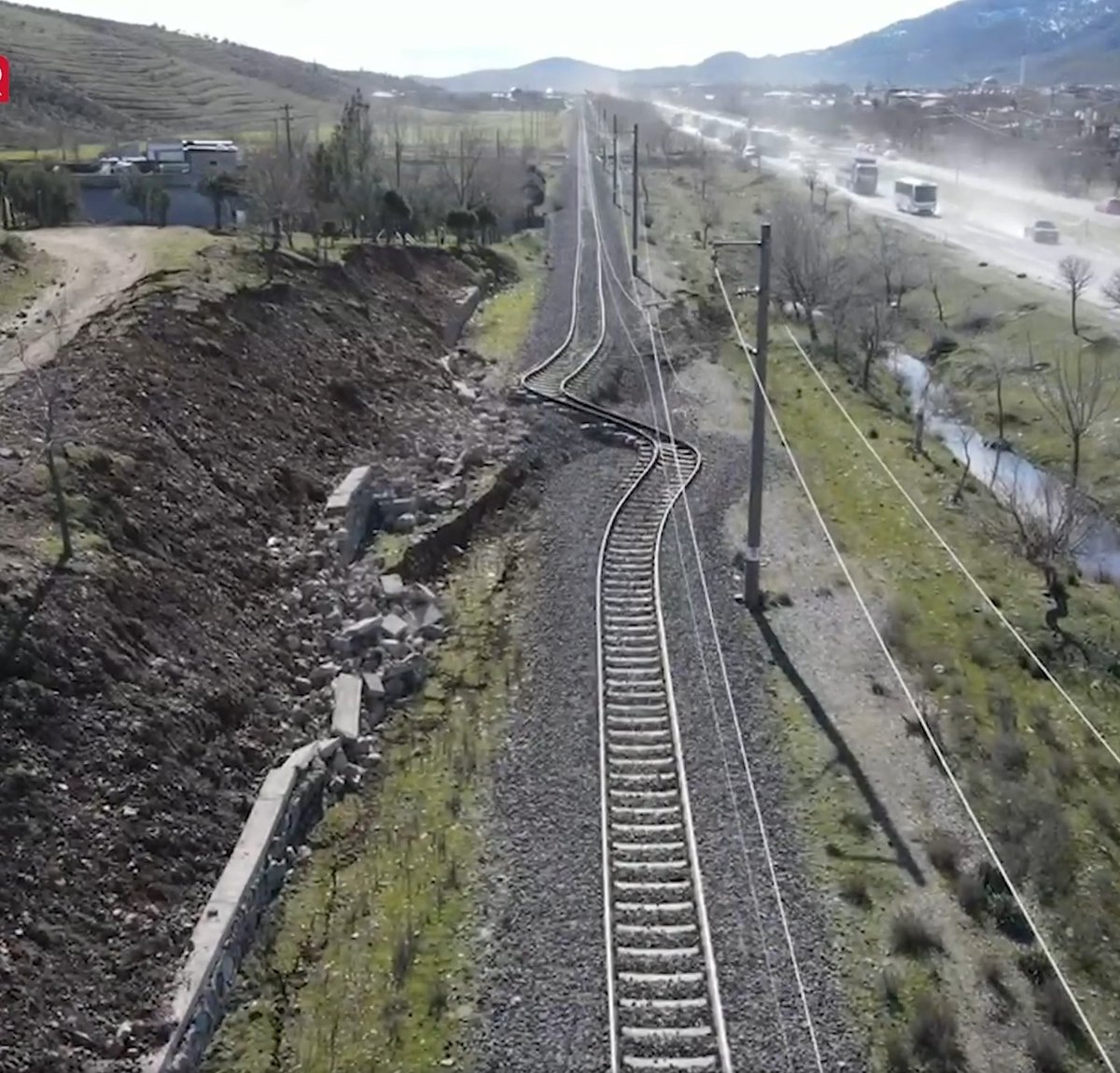 PL_Kurtkonig's tweet photo. These pictures show how much the tectonic plates have moved during the earthquake in Turkey. https://t.co/J6mZFRH45S