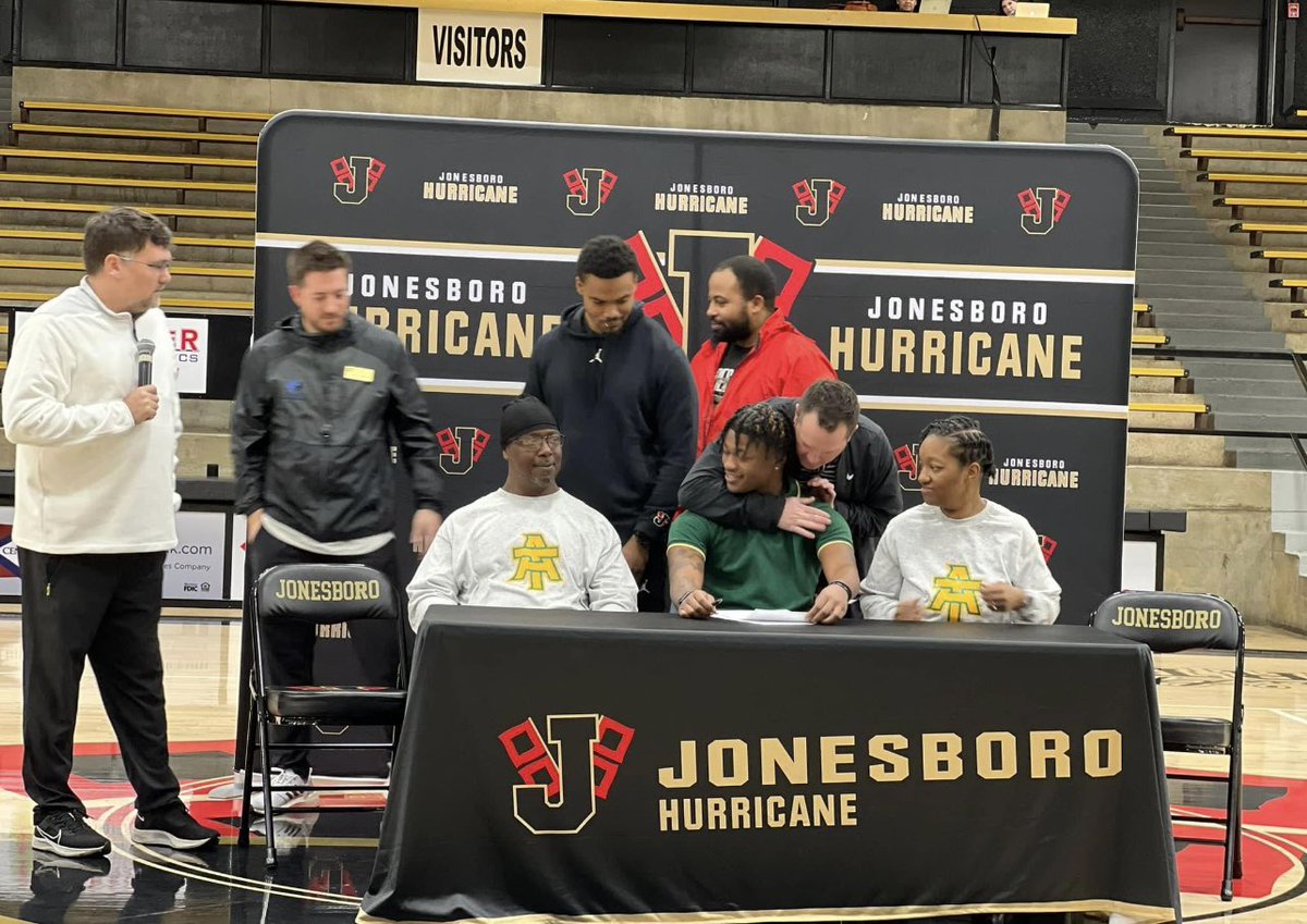 tonymck30271378's tweet photo. Pen to paper today ! @Coach_Shipp @CoachKVA @tygeorge23 @A1_Kirk @Hurricane_92 @JHSHurricaneFB @JPS_AD #wonderboy #linkitup https://t.co/KUTVNkKTmg
