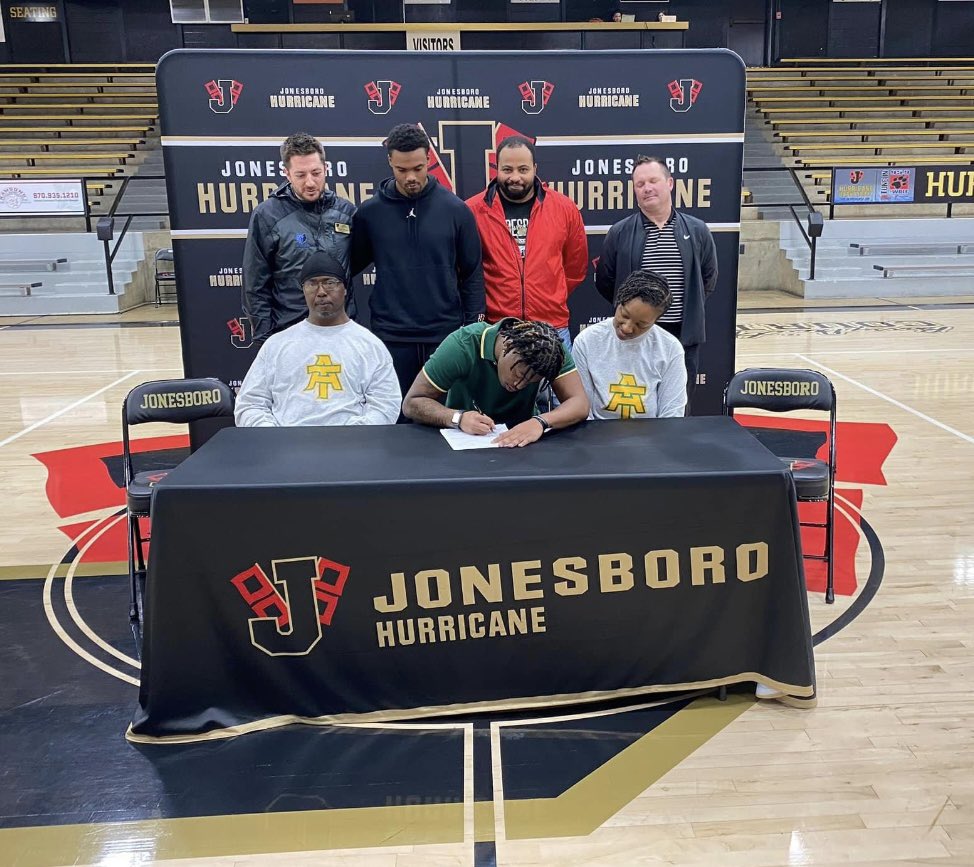 Pen to paper today ! <a href="/Coach_Shipp/">Kyle Shipp</a> <a href="/CoachKVA/">Kendrick Van Ackeren</a> <a href="/tygeorge23/">Tyler George</a> <a href="/A1_Kirk/">Kirk Louis</a> @Hurricane_92 <a href="/JHSHurricaneFB/">Golden Gang Football</a> @JPS_AD #wonderboy #linkitup