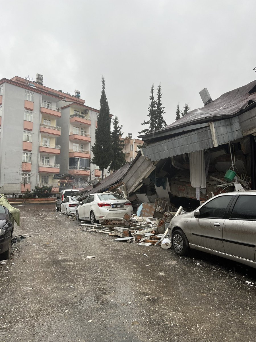 littleblackeyes's tweet photo. Bakın bu benim evimin karşısındaki bina. Ben bu binanın çöküşünü gördüm. Komşularımızın çaresiz bekleyişini gördüm. Kimsenin gelmeyişini gördüm. Herkes görsün bilsin istiyorum. Tüm gerçekliğiyle sadece bilinsin.  #deprem #depremsondakika #ADIYAMAN https://t.co/wXf5XgRX2F