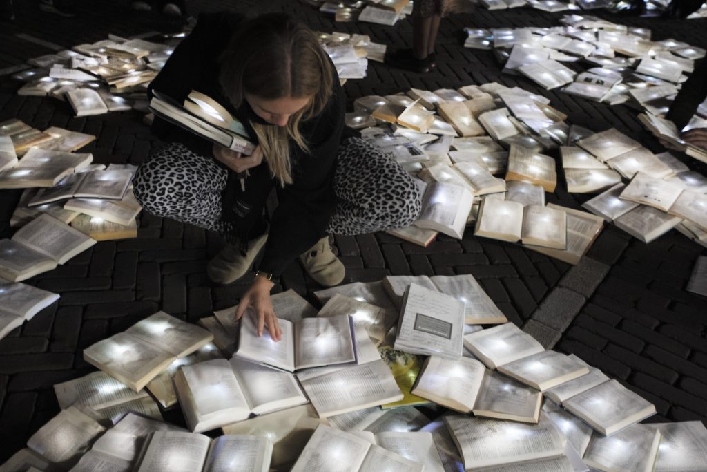 Hipermedula.org (@hipermedula) on Twitter photo El pasado mes de septiembre Luz Interruptus (Madrid) participó con su obra Literature vs Traffic. / Literatura vs tráfico en la International Literature Festival Utrecht 2022 en Países Bajos. <a href="/luzinterruptus/">luzinterruptus</a> @ilfutrecht #literaturevstraffic tinyurl.com/293ah3ae El pasado mes de septiembre Luz Interruptus (Madrid) participó con su obra Literature vs Traffic. / Literatura vs tráfico en la International Literature Festival Utrecht 2022 en Países Bajos. <a href="/luzinterruptus/">luzinterruptus</a> @ilfutrecht #literaturevstraffic tinyurl.com/293ah3ae