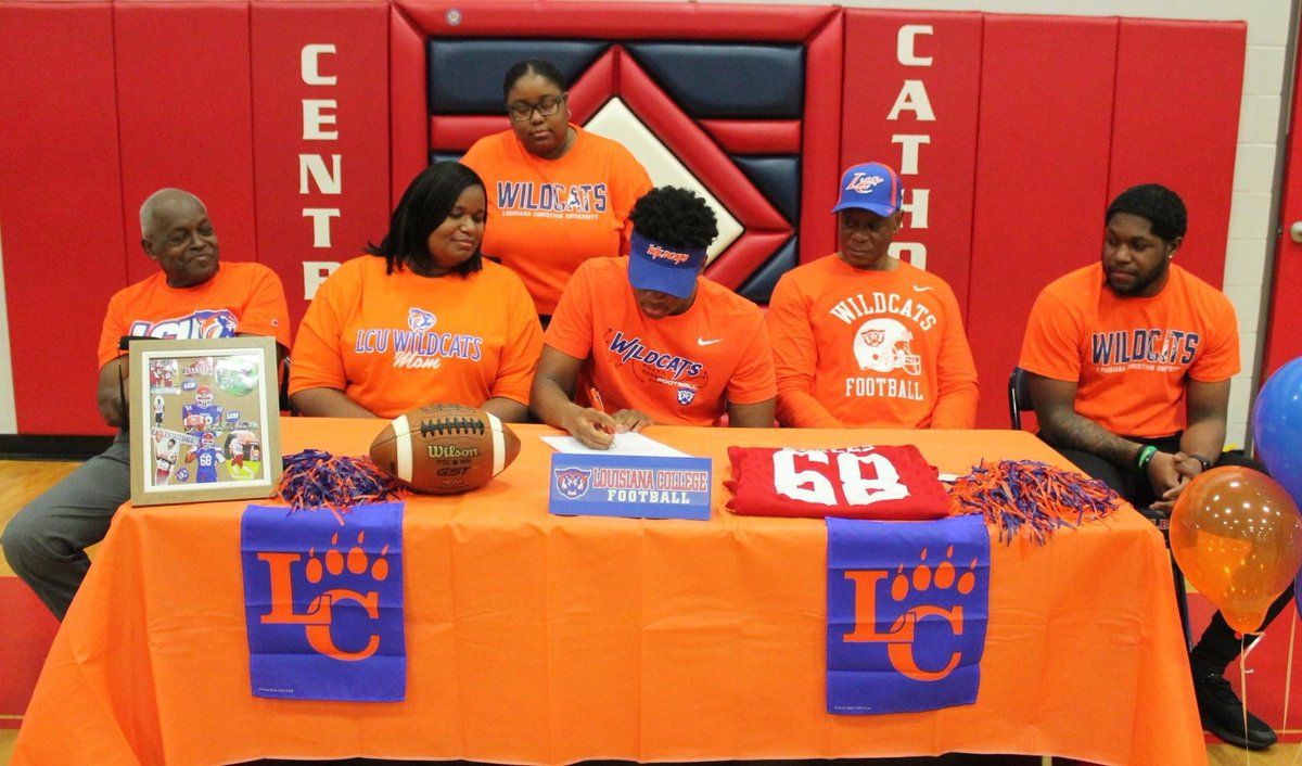 Jay68_Official's tweet photo. I’m blessed to announce that I’ll be continuing my Academic and Athletic career at @LCU_ftball 🔵🟠 
@CoachCLGrogan @rod640 @CoachPorter_LCU @CoachReger @drewmaddox8 @LSL_Sportsline @RecruitLouisian https://t.co/Z5AwJIgoK4