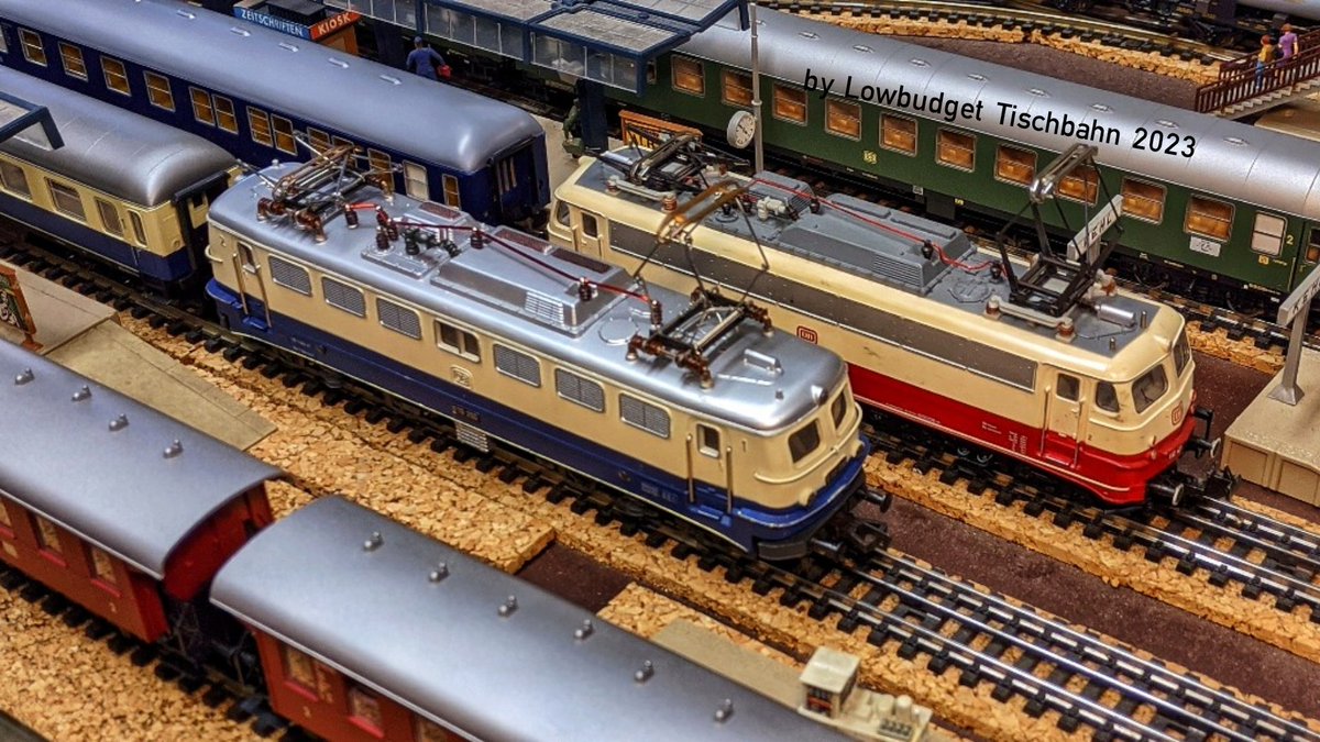 Herr_Filmkorn's tweet photo. Ein kleiner Einblick in den heutigen Nachmittag. 
#Trix Express 112 mit Touropa Zug und #Fleischmann #Rheingold E 10 mit passenden Waggons von Lima.
.
#1to87 #Modelleisenbahn #modelrailway #modelltrain #H0 #eisenbahn #modellbahn #tischbahn #1zu87 #1to87 #h0scale #modelrailroad https://t.co/4bGXNt5Qsi