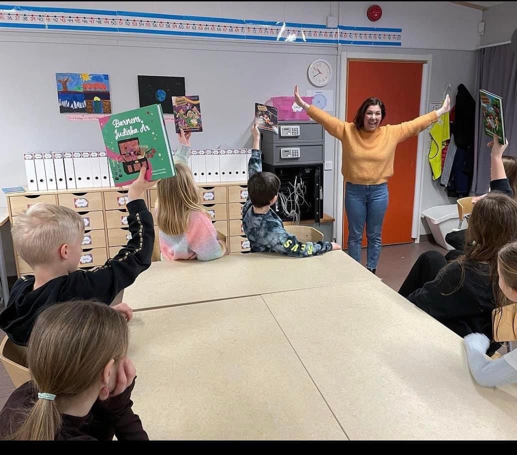 _nicke_nyfiken's tweet photo. Idag hade vi @johannaskriver på författabesök. Johanna berättade om sitt författarskap och sina böcker. #hemligaklubben
Eleverna i F-3 hade många frågor och besöket var så uppskatt av elever och vuxna.
Stort tack! 😊 #runbacka #solskol https://t.co/8kmG8SILJU
