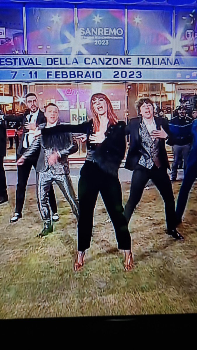 archinerd_'s tweet photo. @andreadelogu e la coreografia dei Backstreet Boys con @GliAutogol: meraviglia!! #Sanreno2023 #PrimaFestival https://t.co/jpEsdgOpzp