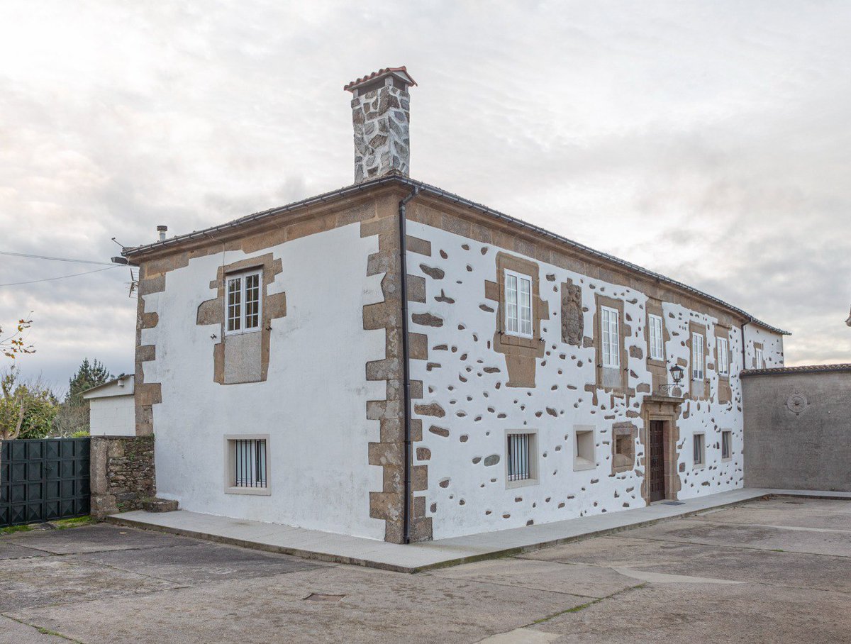 #SabíasQue... 

🤔... No Pazo de Galegos, no Concello de Frades, pasaron a noite a princesa dona Mariana de Neoburgo e o seu irmán?

👉 A continuación, deixámosvos unhas imaxes desta casa señorial tamén coñecida como #PazoDasMonxas ⤵

#Turismo #Historia #PazoDeGalegos