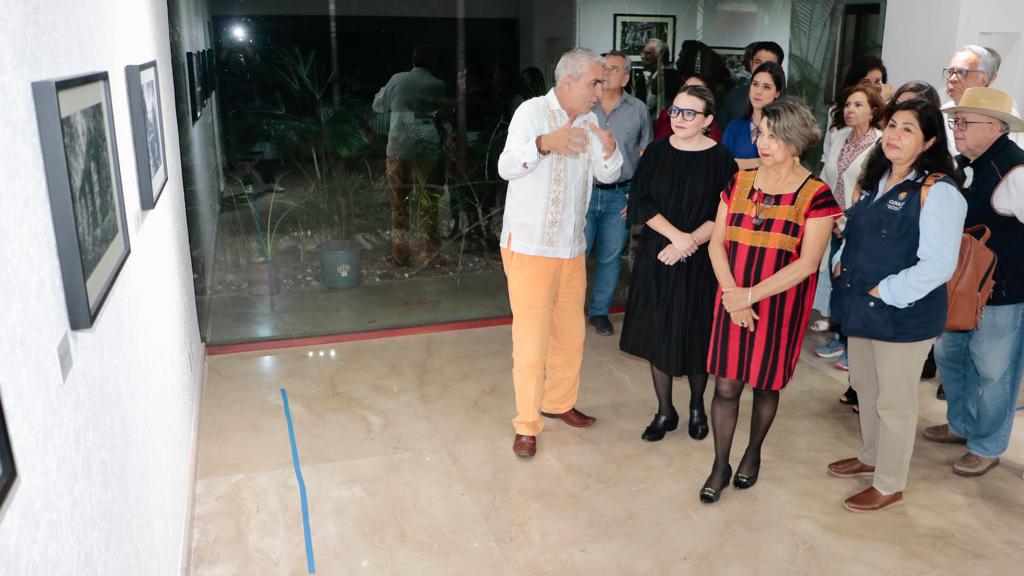 coneculta's tweet photo. La Directora General del #Coneculta, 
@matza_maranto inauguró la exposición de la obra fotográfica
"El desierto de la Soledad: Tiempos, en una selva sin tiempo", del maestro Jorge Silva, en la Galería principal de la Casa de las Artes y las Culturas Corazón Borraz. https://t.co/XGNwJPaTaI