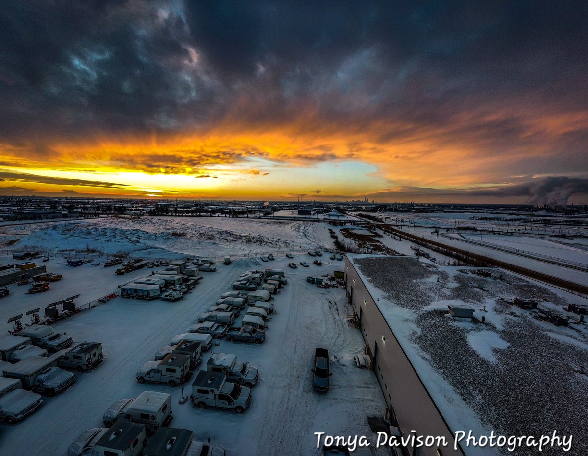 TonyaDavisPhoto's tweet photo. Drone wide angle photo of a sunset with a Storm in Edmonton Alberta Canada.
#sunsetphotography #dronephotography #stormcloud #Alberta #Edmonton #yeg #djimini2 https://t.co/1qcZO8LGBg