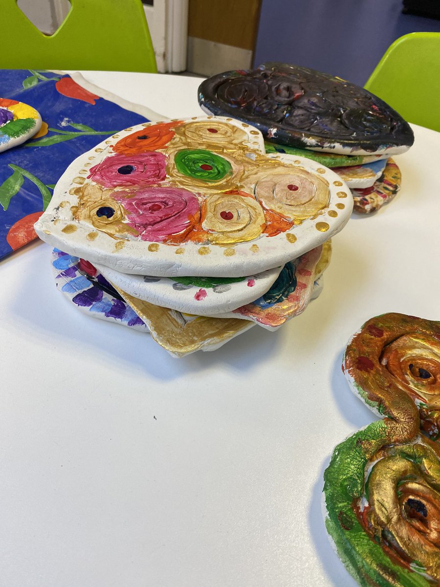 GCA_learning's tweet photo. Such colour! Our Key Stage 1 children have had a blast at craft club this half term. They have loved using clay to create their own plaques. Today, they added bright and bold colours to make them pop #GCAart #GCAcommunity #GCAexperiences https://t.co/ovOvpNDusP