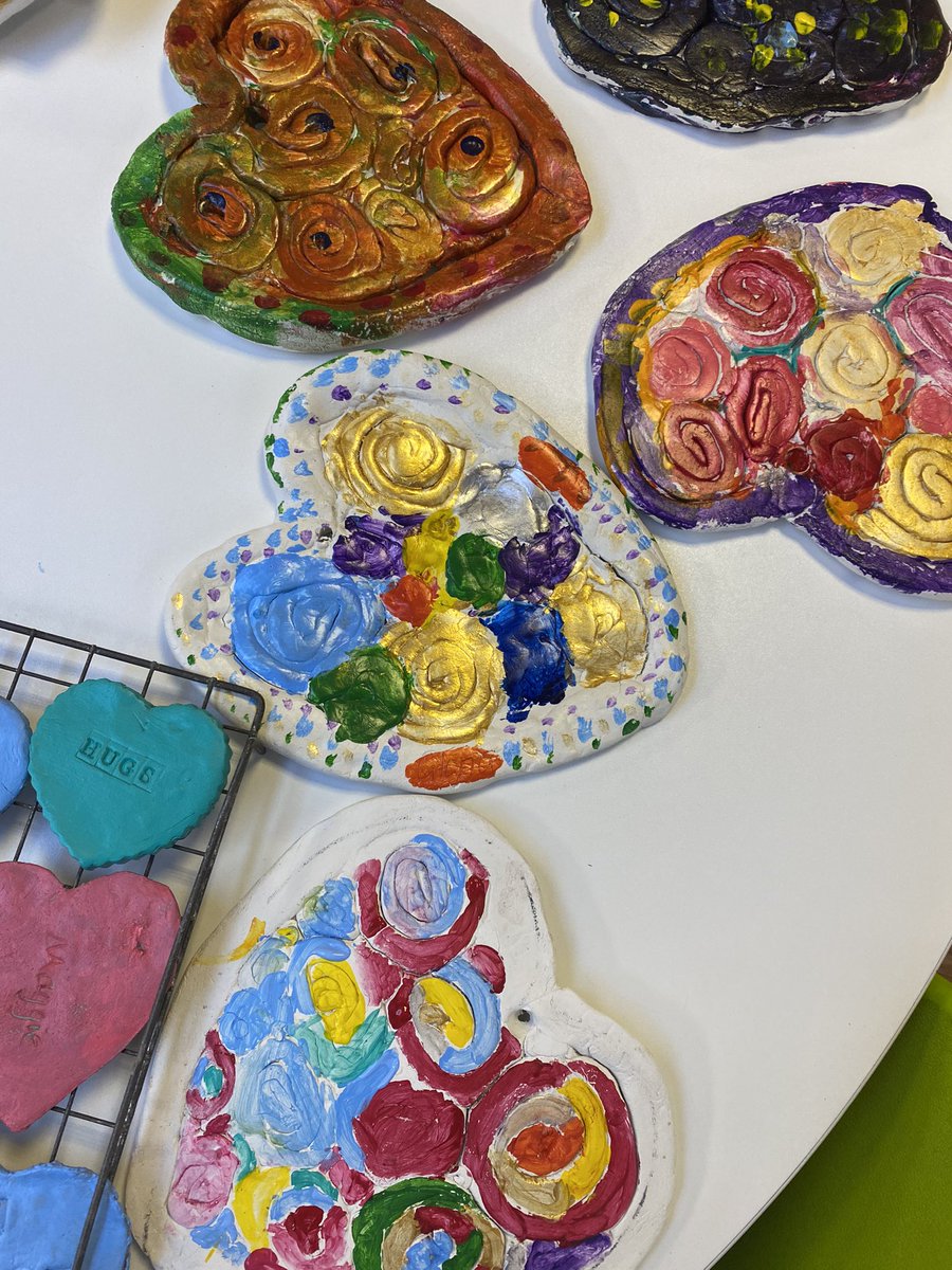 GCA_learning's tweet photo. Such colour! Our Key Stage 1 children have had a blast at craft club this half term. They have loved using clay to create their own plaques. Today, they added bright and bold colours to make them pop #GCAart #GCAcommunity #GCAexperiences https://t.co/ovOvpNDusP