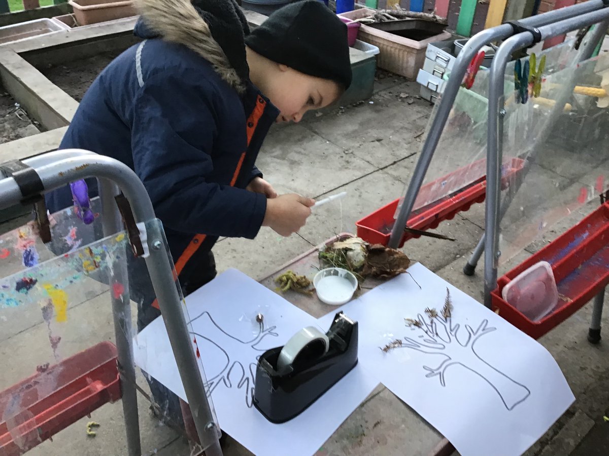 ValePrimarySch's tweet photo. Our Vale Nature Detectives are exploring using the nature around them to create beautiful art. #outdoorlearning #enrichinglearning #broadandbalanced #inspiringall https://t.co/Lk29TgiQt2