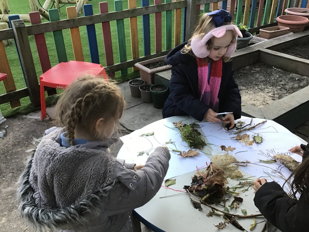 ValePrimarySch's tweet photo. Our Vale Nature Detectives are exploring using the nature around them to create beautiful art. #outdoorlearning #enrichinglearning #broadandbalanced #inspiringall https://t.co/Lk29TgiQt2