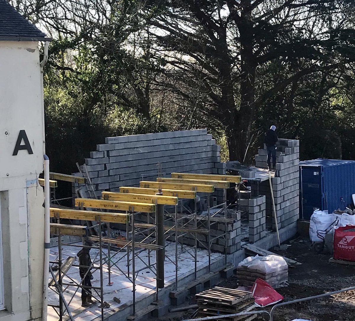 🚧 Les premières pierres du #foyer sont posées !

#Guilers

Ça y est, le futur foyer du #collège commence à sortir de terre sur le chantier ; après la dalle il y a quelques jours, depuis hier ce sont les murs qui commencent à être montés ⤵️